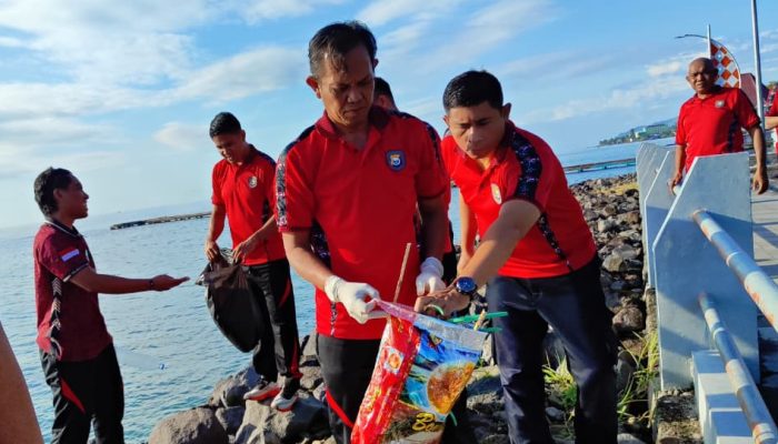 Aksi Bersih Pantai Polresta Tidore, Wujud Komitmen Hadir untuk Masyarakat