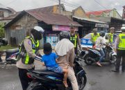 Tebar Takjil Sambil Tertibkan Jalan, Satlantas Polresta Tidore Gaungkan Kamseltibcar di Ramadan