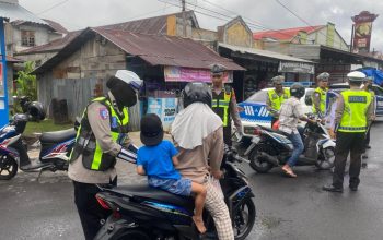 Tebar Takjil Sambil Tertibkan Jalan, Satlantas Polresta Tidore Gaungkan Kamseltibcar di Ramadan