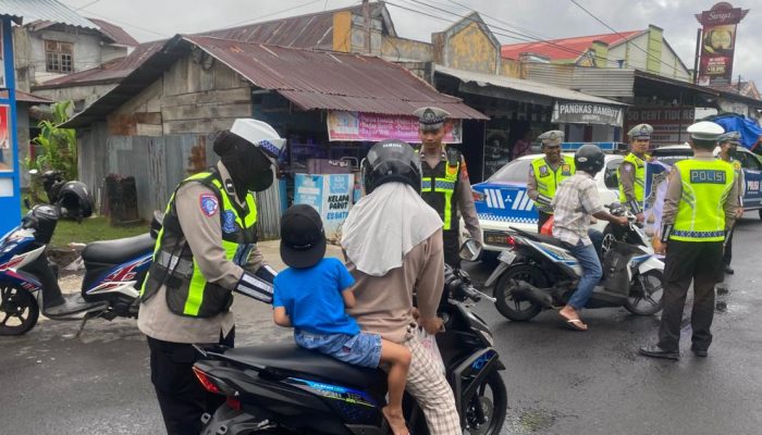Tebar Takjil Sambil Tertibkan Jalan, Satlantas Polresta Tidore Gaungkan Kamseltibcar di Ramadan